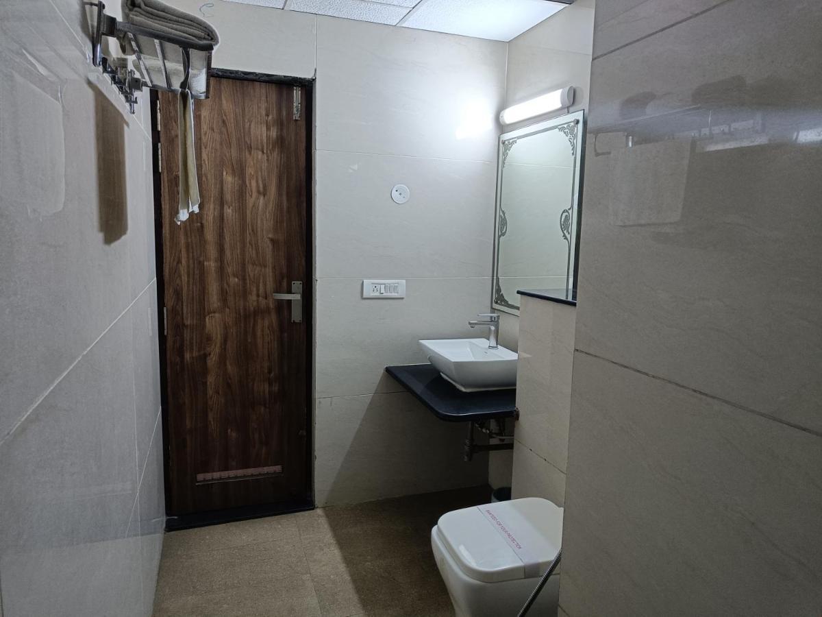 Hotel The Dwelling Paradise Greater Noida Exterior foto