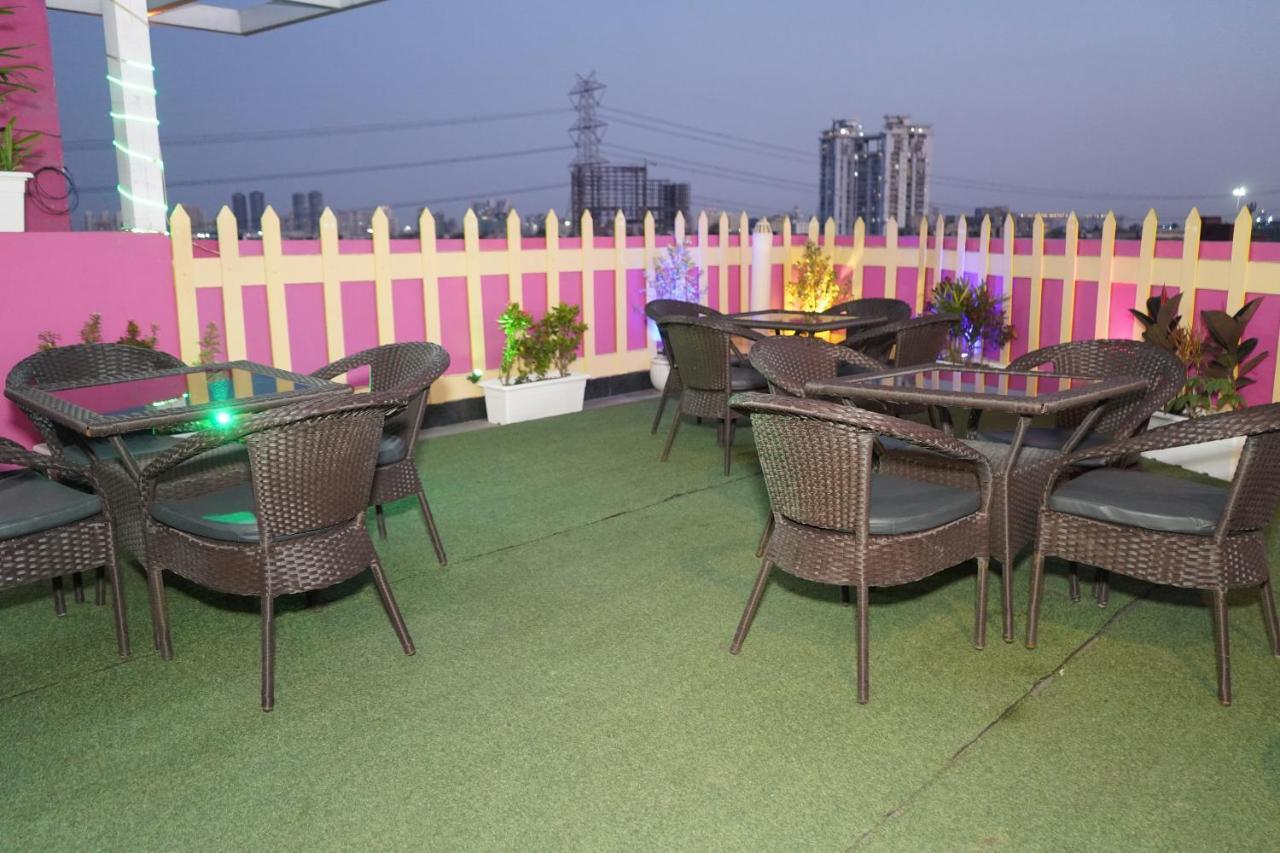 Hotel The Dwelling Paradise Greater Noida Exterior foto